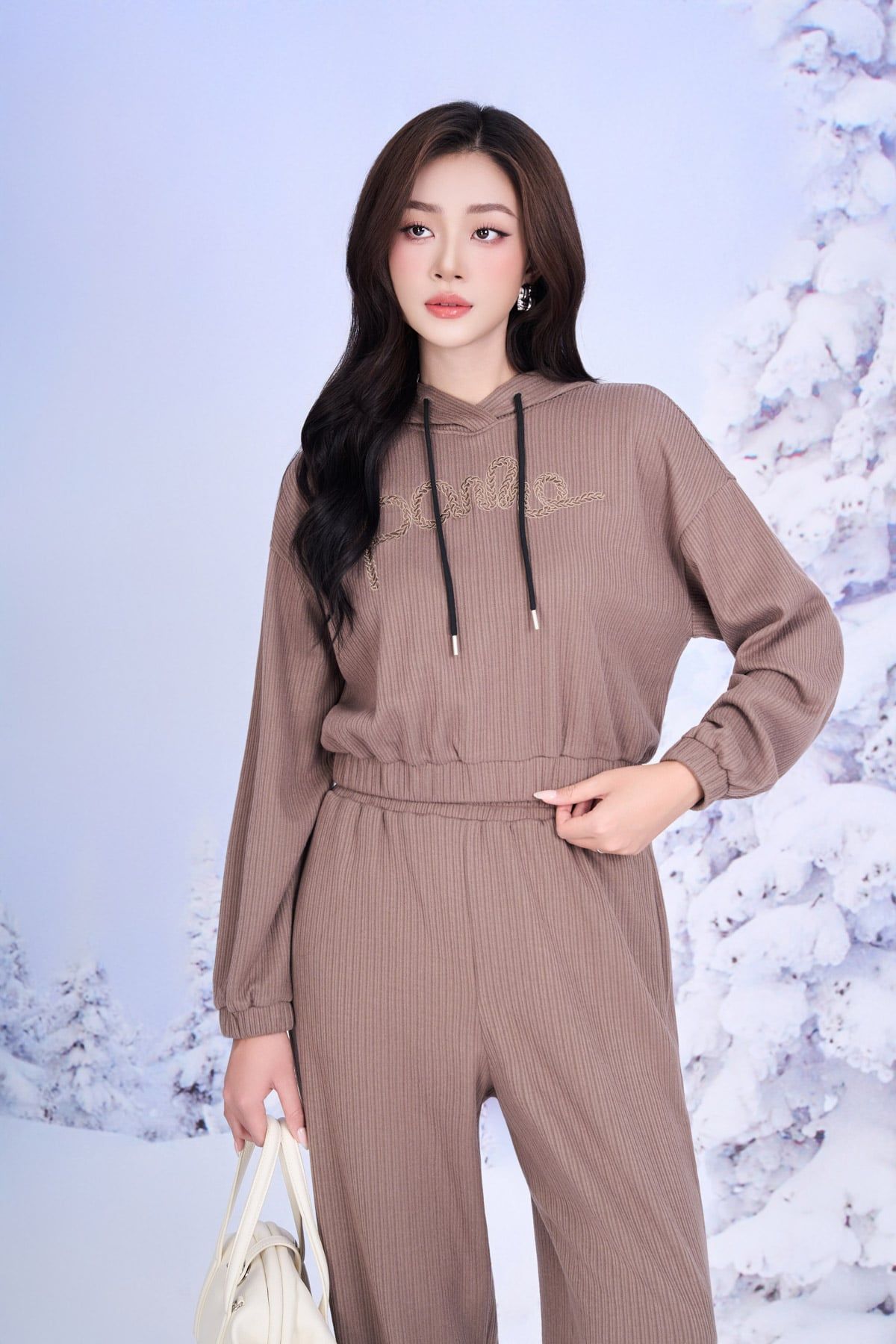 BAT93240 - Áo bộ thể thao vải len dáng lửng có mũ tay rộng bo gấu thân áo hoạ tiết thời trang phối tua rua chỉ - PANTIO