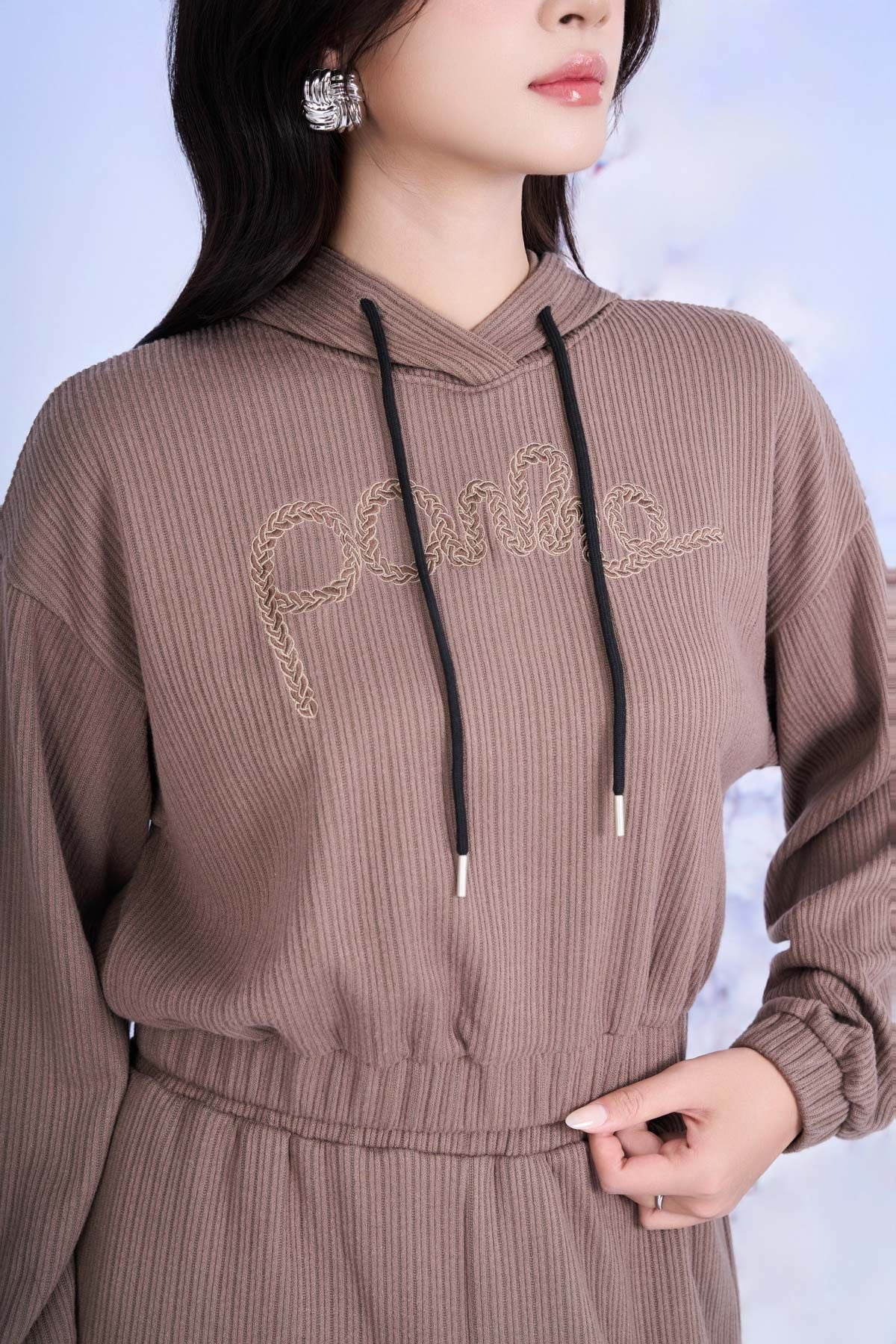 BAT93240 - Áo bộ thể thao vải len dáng lửng có mũ tay rộng bo gấu thân áo hoạ tiết thời trang phối tua rua chỉ - PANTIO