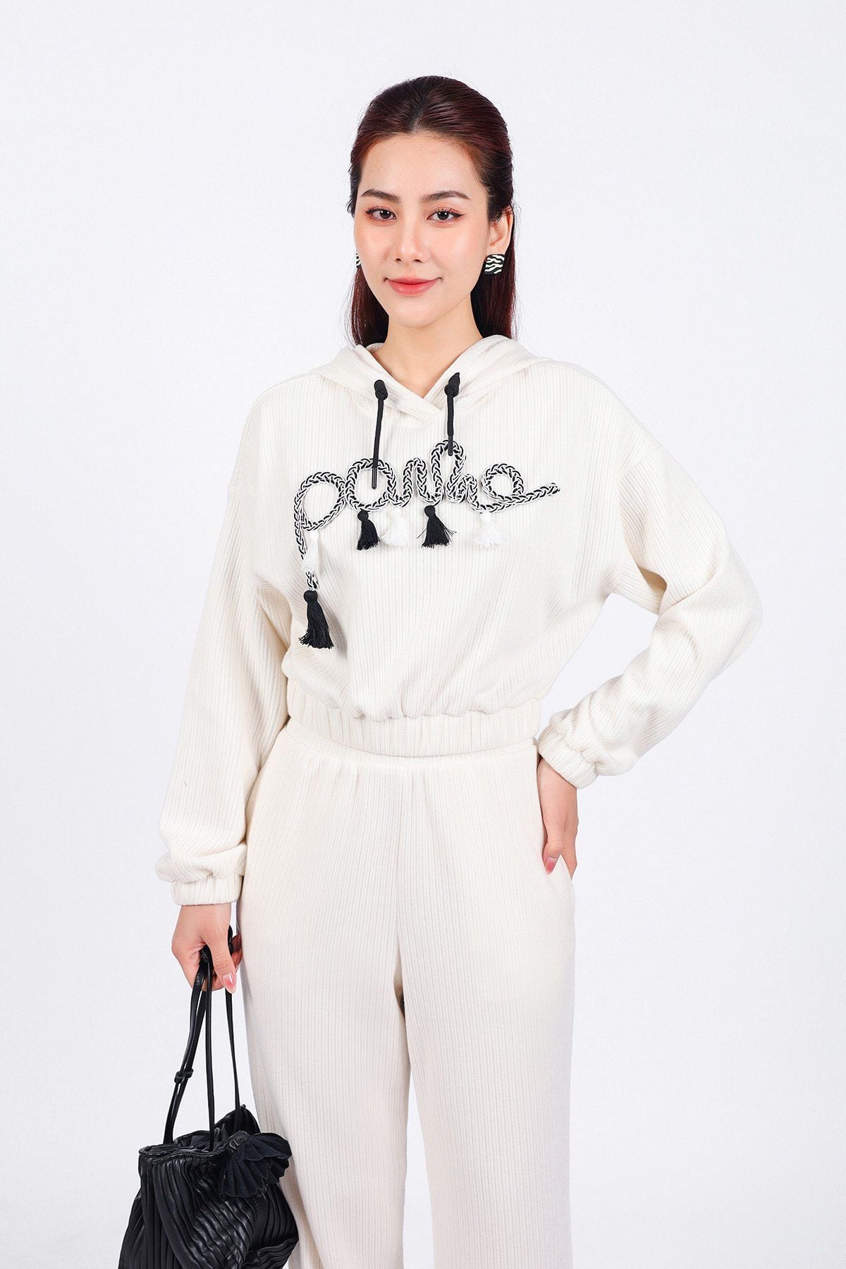 BAT93240 - Áo bộ thể thao vải len dáng lửng có mũ tay rộng bo gấu thân áo hoạ tiết thời trang phối tua rua chỉ - PANTIO