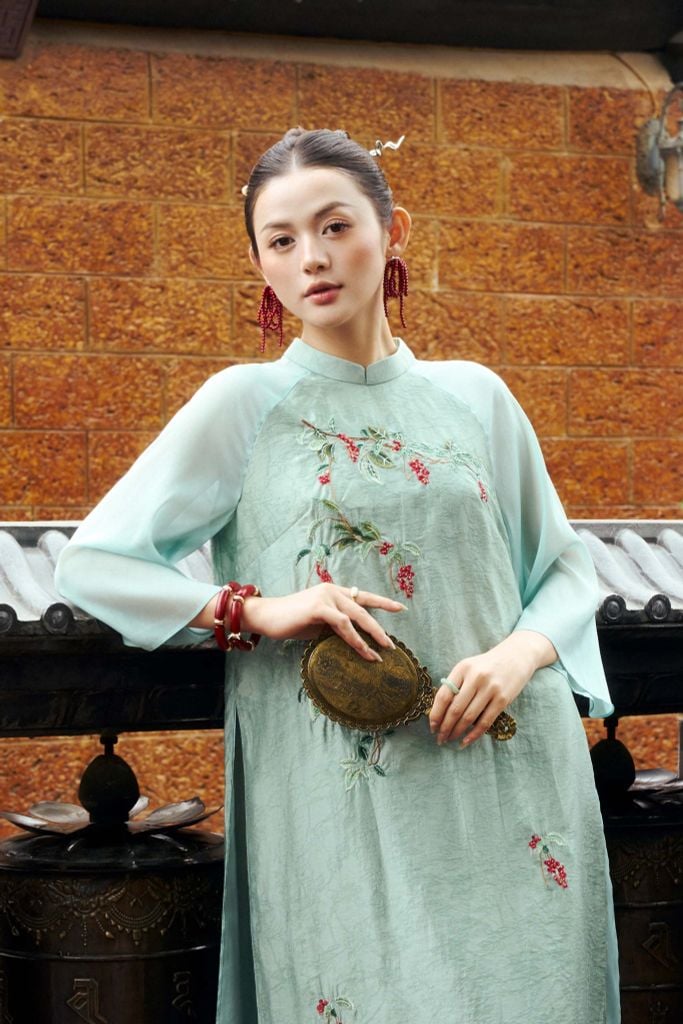 BDA50176 - Áo dài cách tân cao cấp vải tơ dáng suông hai tà cổ tàu thân áo thêu hoạ tiết khoá thân sau - PANTIO