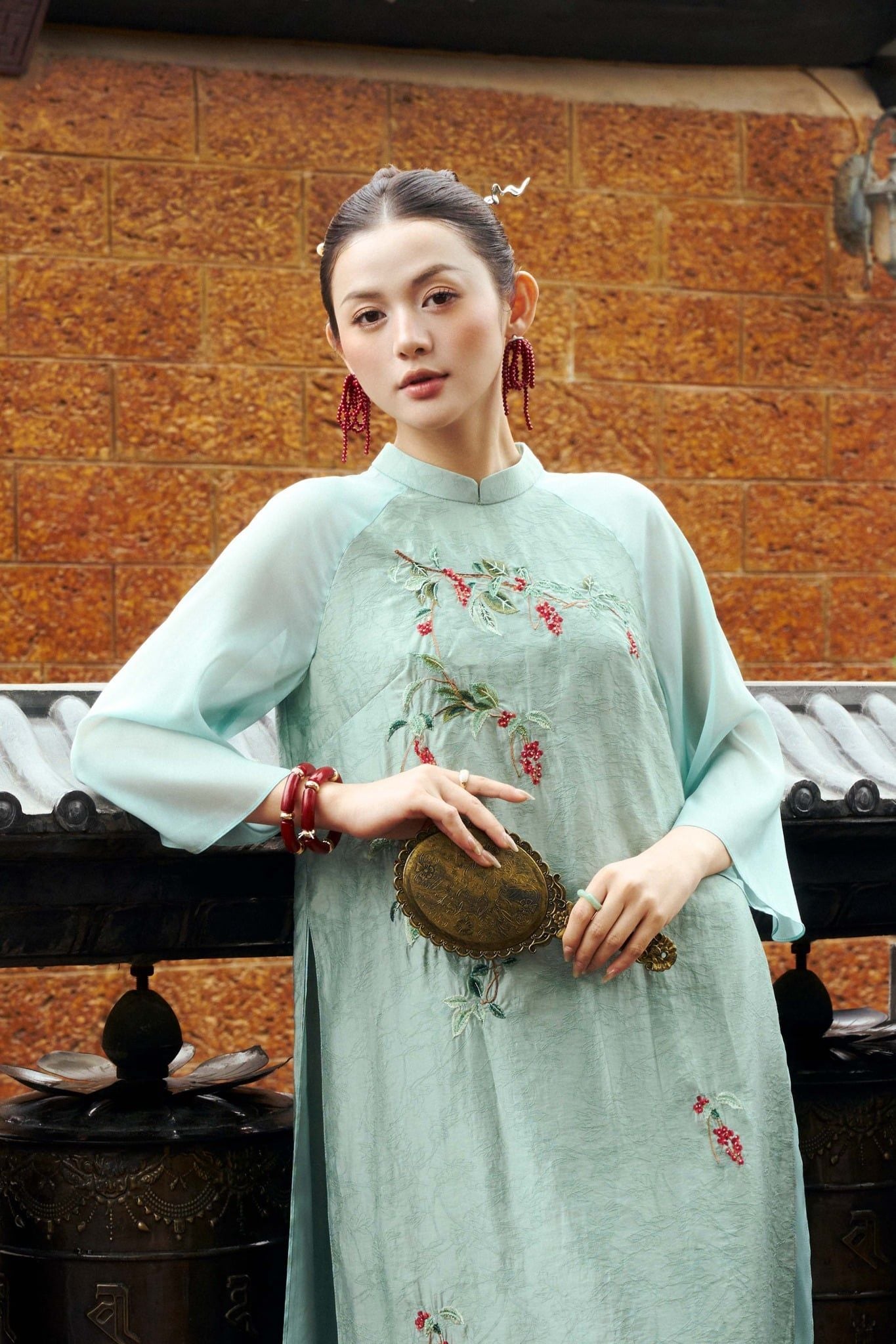 BDA50176 - Áo dài cách tân cao cấp vải tơ dáng suông hai tà cổ tàu thân áo thêu hoạ tiết khoá thân sau - PANTIO