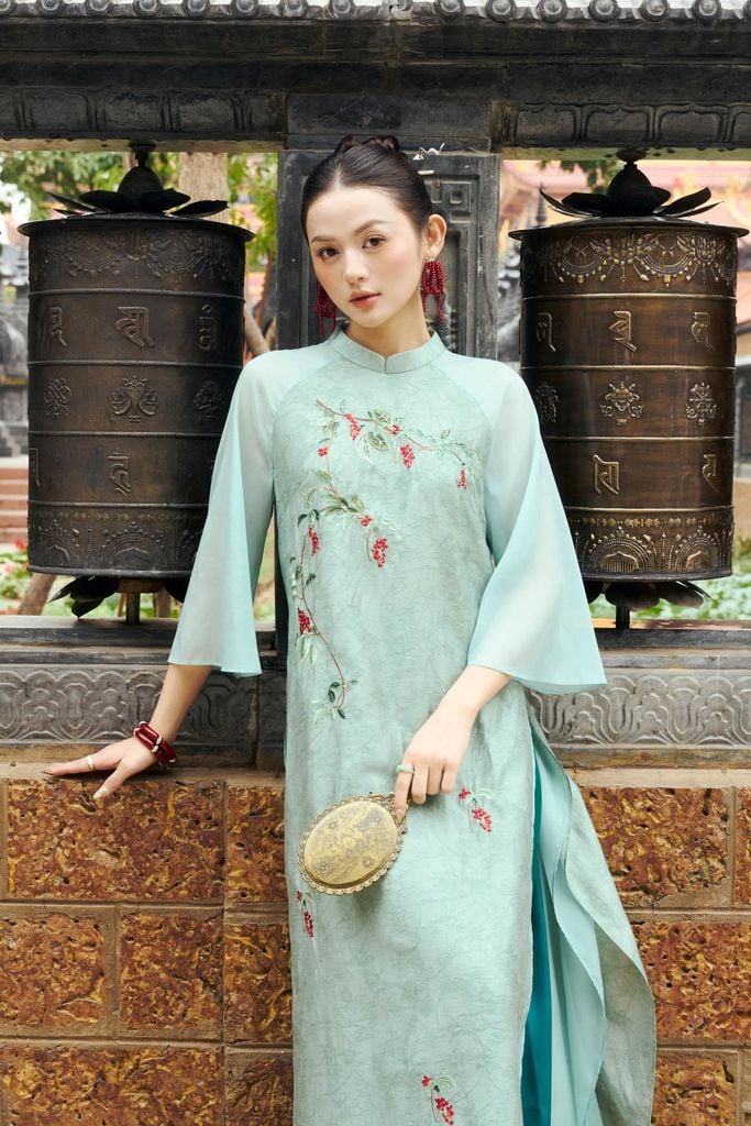 BDA50176 - Áo dài cách tân cao cấp vải tơ dáng suông hai tà cổ tàu thân áo thêu hoạ tiết khoá thân sau - PANTIO