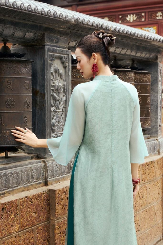 BDA50176 - Áo dài cách tân cao cấp vải tơ dáng suông hai tà cổ tàu thân áo thêu hoạ tiết khoá thân sau - PANTIO