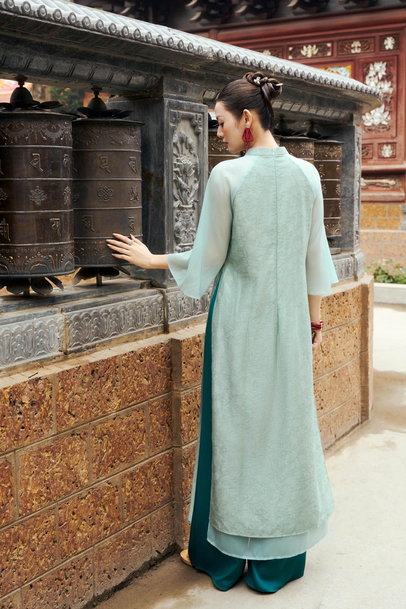 BDA50176 - Áo dài cách tân cao cấp vải tơ dáng suông hai tà cổ tàu thân áo thêu hoạ tiết khoá thân sau - PANTIO