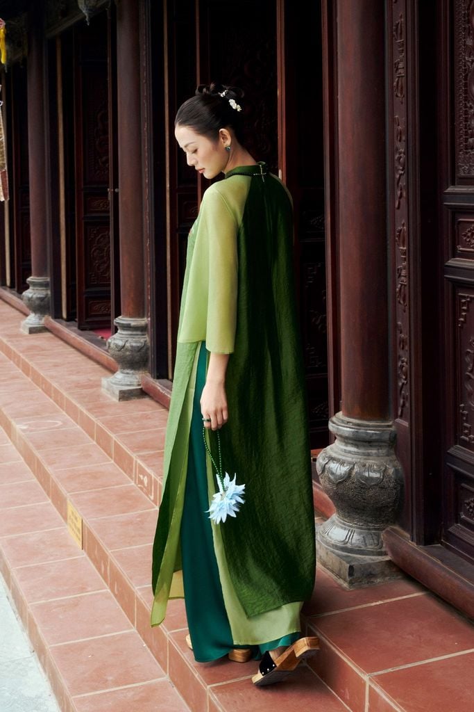 BDA50176 - Áo dài cách tân cao cấp vải tơ dáng suông hai tà cổ tàu thân áo thêu hoạ tiết khoá thân sau - PANTIO