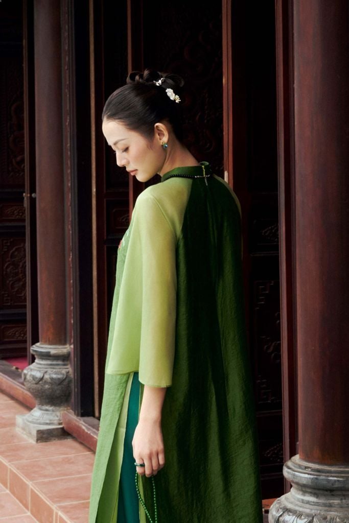 BDA50176 - Áo dài cách tân cao cấp vải tơ dáng suông hai tà cổ tàu thân áo thêu hoạ tiết khoá thân sau - PANTIO