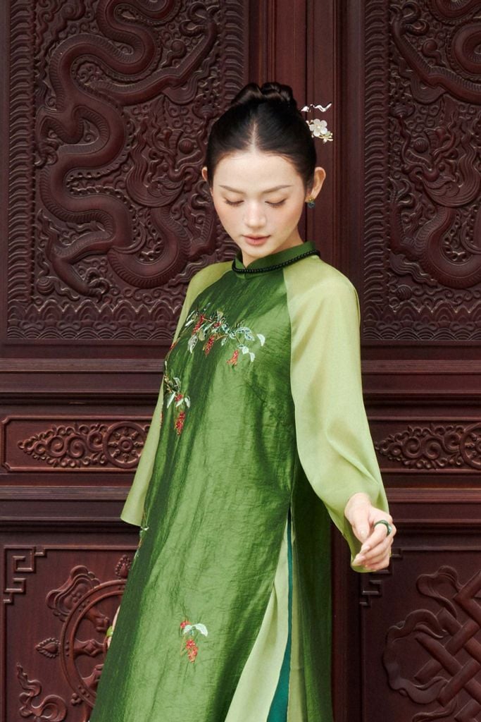 BDA50176 - Áo dài cách tân cao cấp vải tơ dáng suông hai tà cổ tàu thân áo thêu hoạ tiết khoá thân sau - PANTIO