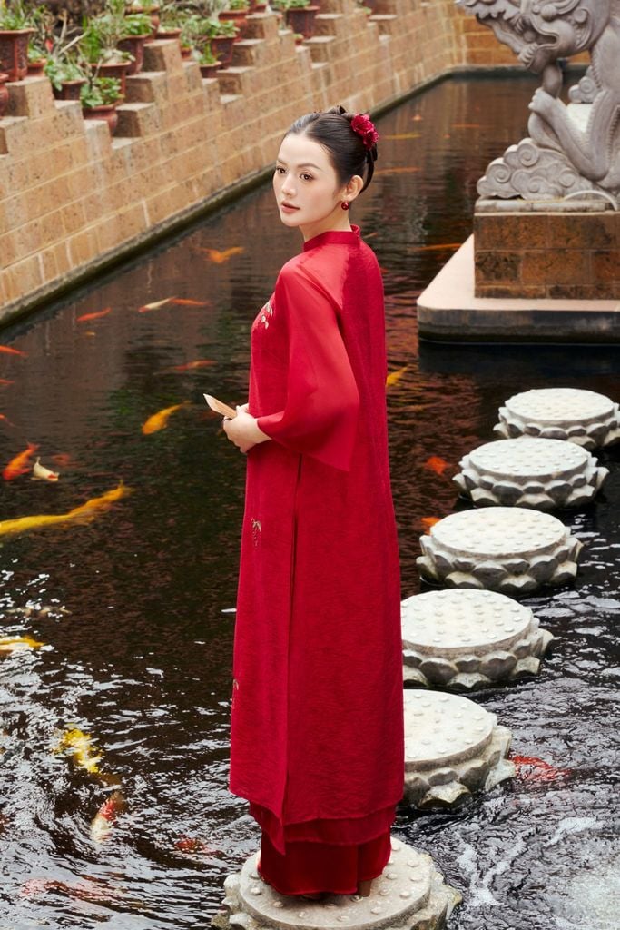BDA50176 - Áo dài cách tân cao cấp vải tơ dáng suông hai tà cổ tàu thân áo thêu hoạ tiết khoá thân sau - PANTIO