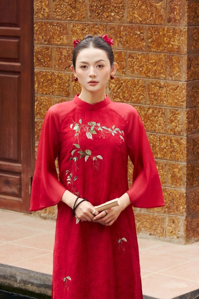 BDA50176 - Áo dài cách tân cao cấp vải tơ dáng suông hai tà cổ tàu thân áo thêu hoạ tiết khoá thân sau - PANTIO