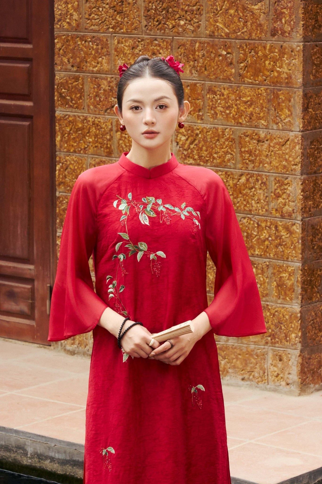 BDA50176 - Áo dài cách tân cao cấp vải tơ dáng suông hai tà cổ tàu thân áo thêu hoạ tiết khoá thân sau - PANTIO