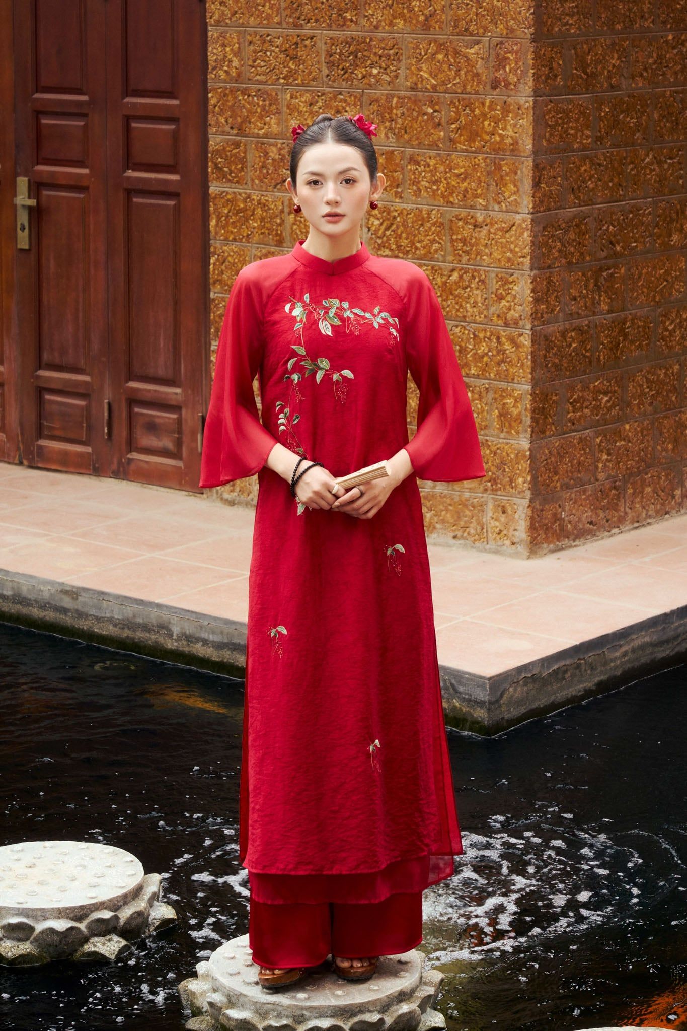 BDA50176 - Áo dài cách tân cao cấp vải tơ dáng suông hai tà cổ tàu thân áo thêu hoạ tiết khoá thân sau - PANTIO