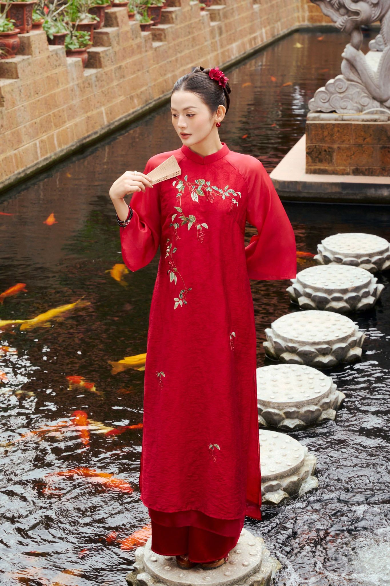 BDA50176 - Áo dài cách tân cao cấp vải tơ dáng suông hai tà cổ tàu thân áo thêu hoạ tiết khoá thân sau - PANTIO