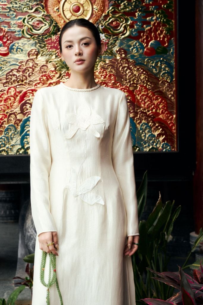 BDA50180 - Áo dài truyền thống vải tafta dáng ôm cổ tròn tay dài thân áo đính hoa 3D cao cấp khóa thân sau - PANTIO