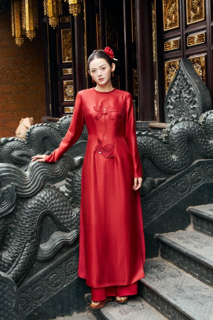 BDA50180 - Áo dài truyền thống vải tafta dáng ôm cổ tròn tay dài thân áo đính hoa 3D cao cấp khóa thân sau - PANTIO