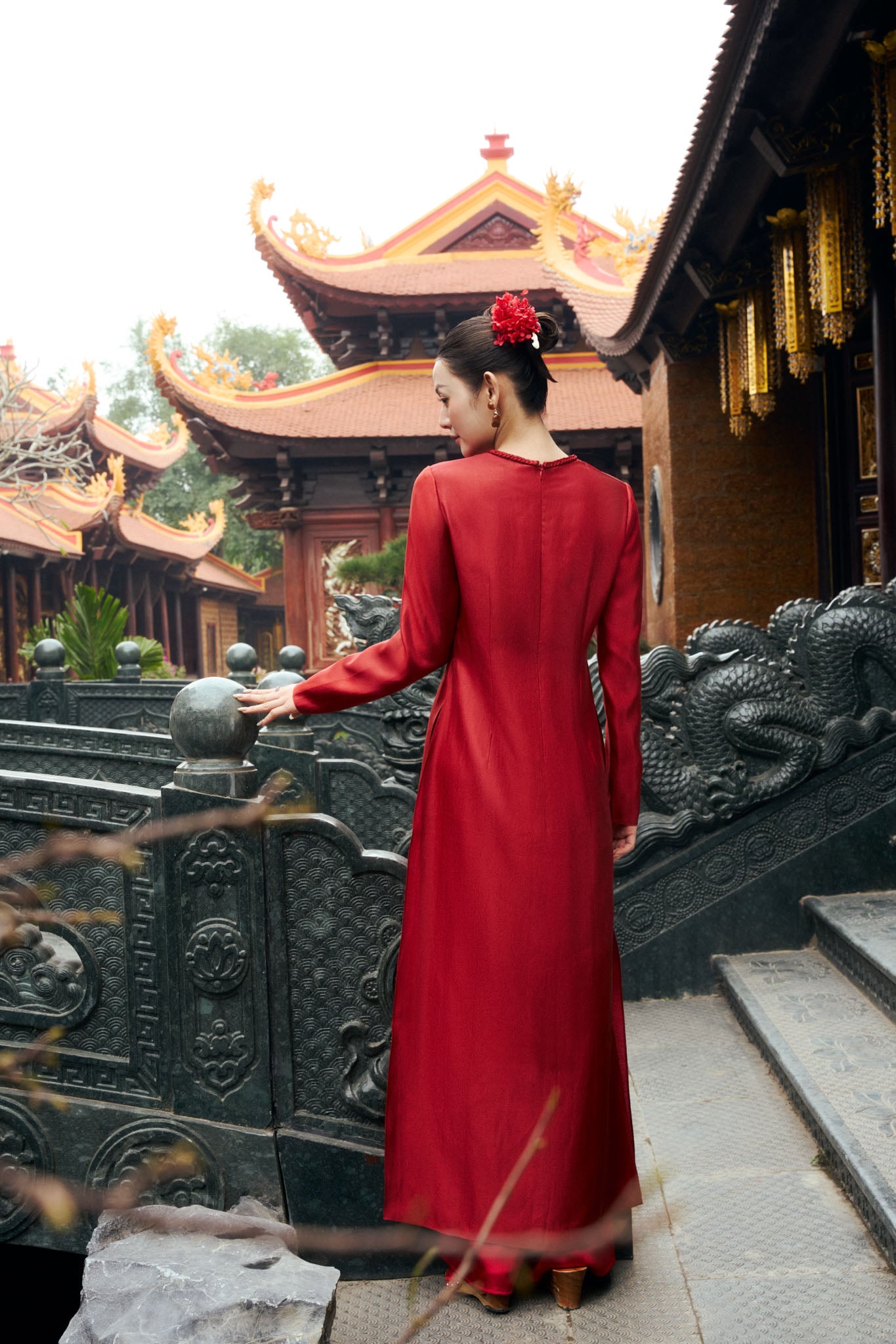 BDA50180 - Áo dài truyền thống vải tafta dáng ôm cổ tròn tay dài thân áo đính hoa 3D cao cấp khóa thân sau - PANTIO