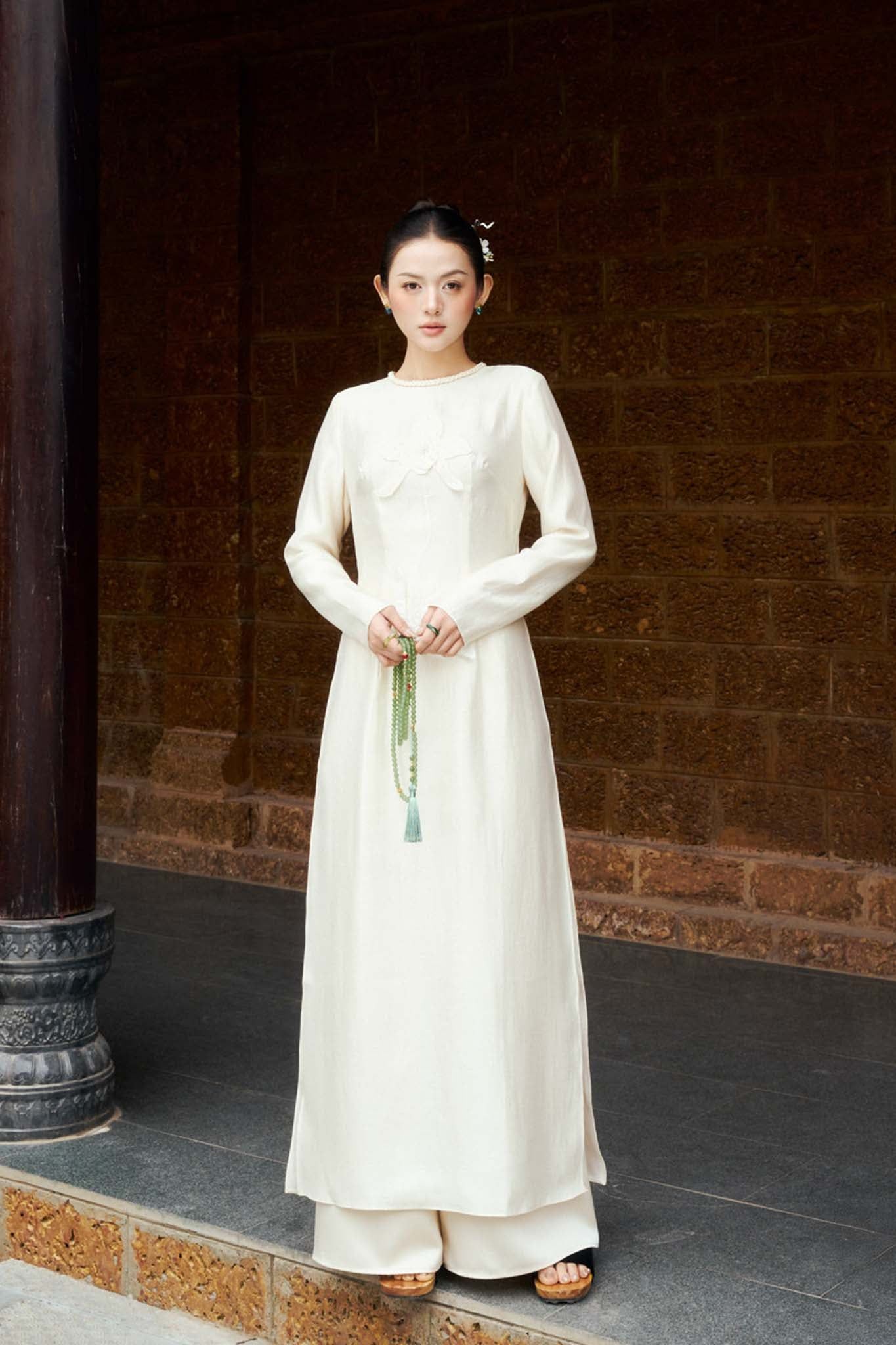 BDA50180 - Áo dài truyền thống vải tafta dáng ôm cổ tròn tay dài thân áo đính hoa 3D cao cấp khóa thân sau - PANTIO