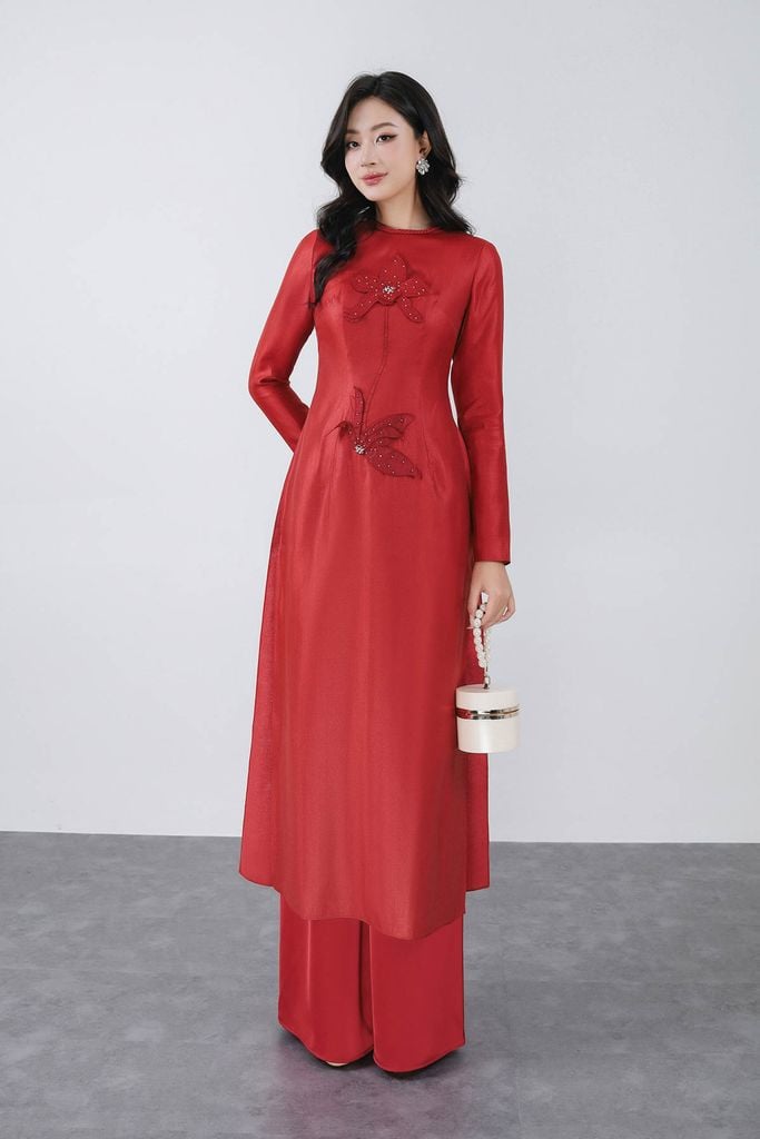 BDA50180 - Áo dài truyền thống vải tafta dáng ôm cổ tròn tay dài thân áo đính hoa 3D cao cấp khóa thân sau - PANTIO