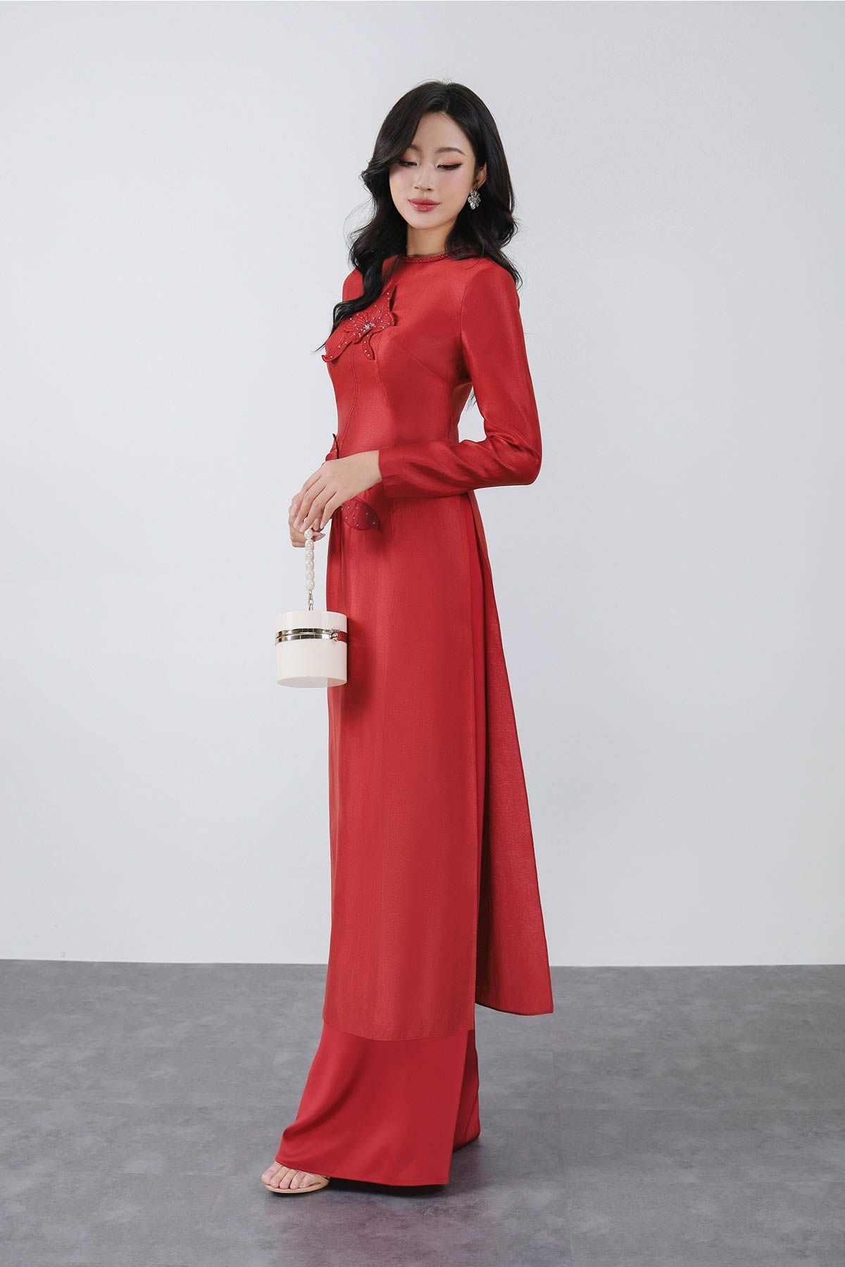 BDA50180 - Áo dài truyền thống vải tafta dáng ôm cổ tròn tay dài thân áo đính hoa 3D cao cấp khóa thân sau - PANTIO