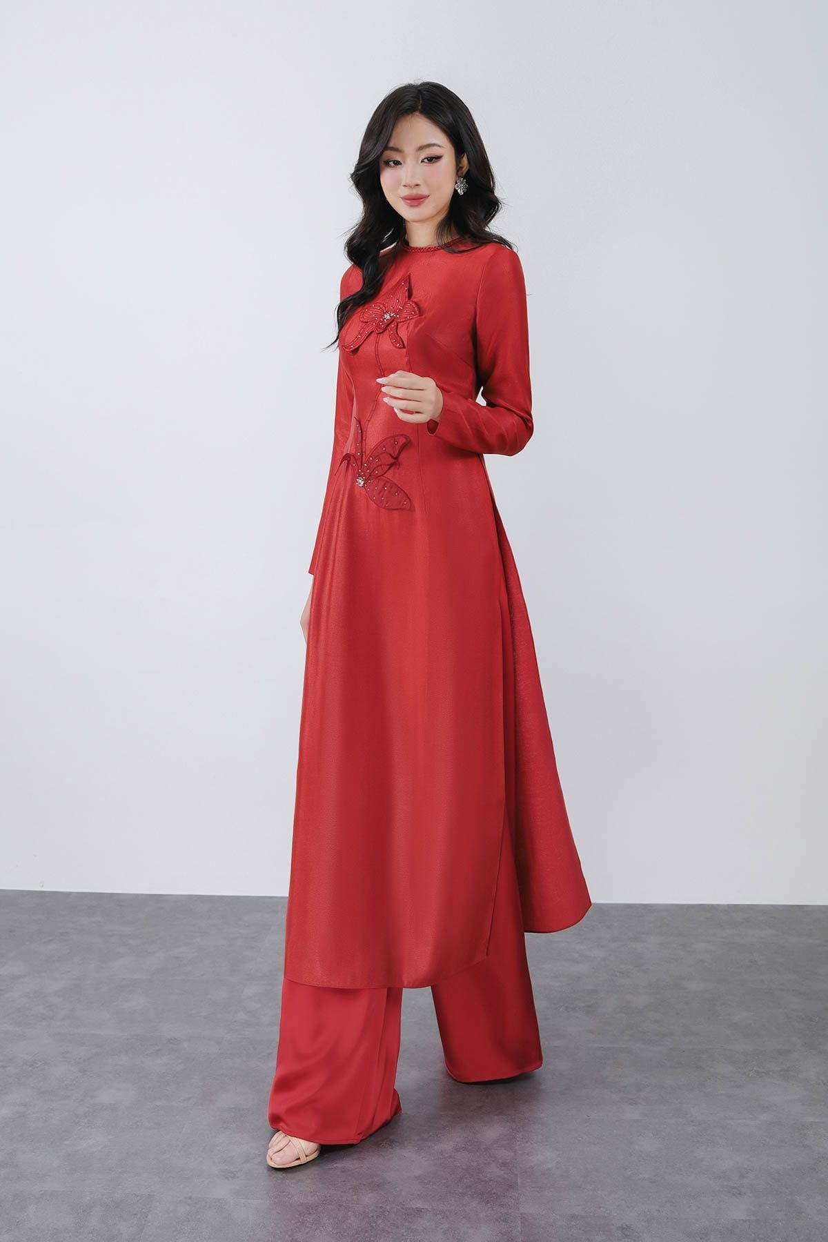 BDA50180 - Áo dài truyền thống vải tafta dáng ôm cổ tròn tay dài thân áo đính hoa 3D cao cấp khóa thân sau - PANTIO