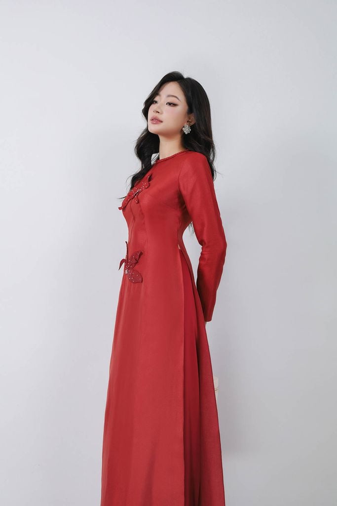BDA50180 - Áo dài truyền thống vải tafta dáng ôm cổ tròn tay dài thân áo đính hoa 3D cao cấp khóa thân sau - PANTIO