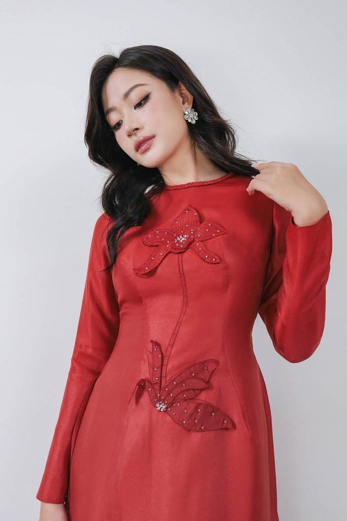 BDA50180 - Áo dài truyền thống vải tafta dáng ôm cổ tròn tay dài thân áo đính hoa 3D cao cấp khóa thân sau - PANTIO
