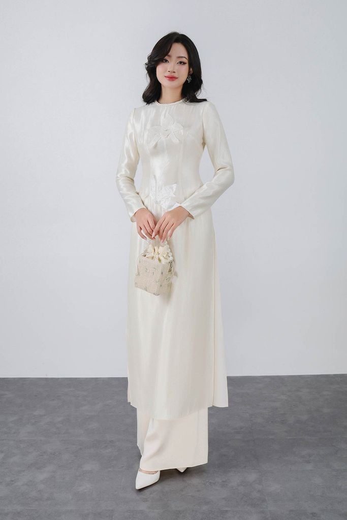 BDA50180 - Áo dài truyền thống vải tafta dáng ôm cổ tròn tay dài thân áo đính hoa 3D cao cấp khóa thân sau - PANTIO