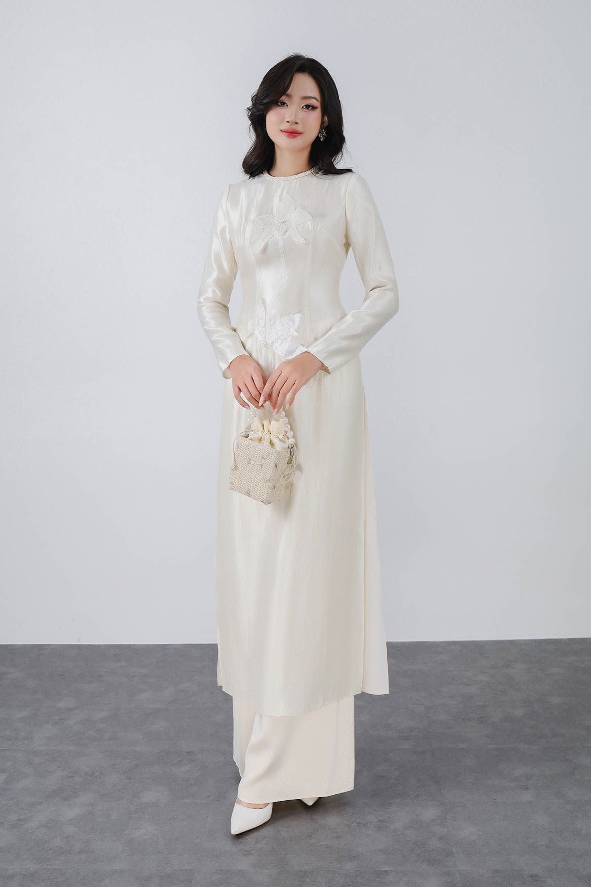 BDA50180 - Áo dài truyền thống vải tafta dáng ôm cổ tròn tay dài thân áo đính hoa 3D cao cấp khóa thân sau - PANTIO