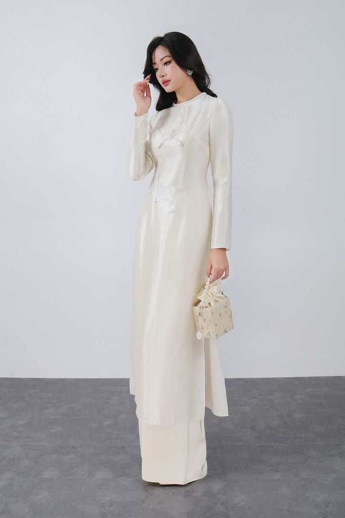 BDA50180 - Áo dài truyền thống vải tafta dáng ôm cổ tròn tay dài thân áo đính hoa 3D cao cấp khóa thân sau - PANTIO