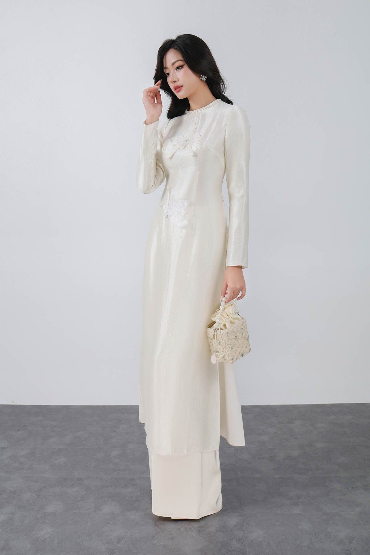 BDA50180 - Áo dài truyền thống vải tafta dáng ôm cổ tròn tay dài thân áo đính hoa 3D cao cấp khóa thân sau - PANTIO