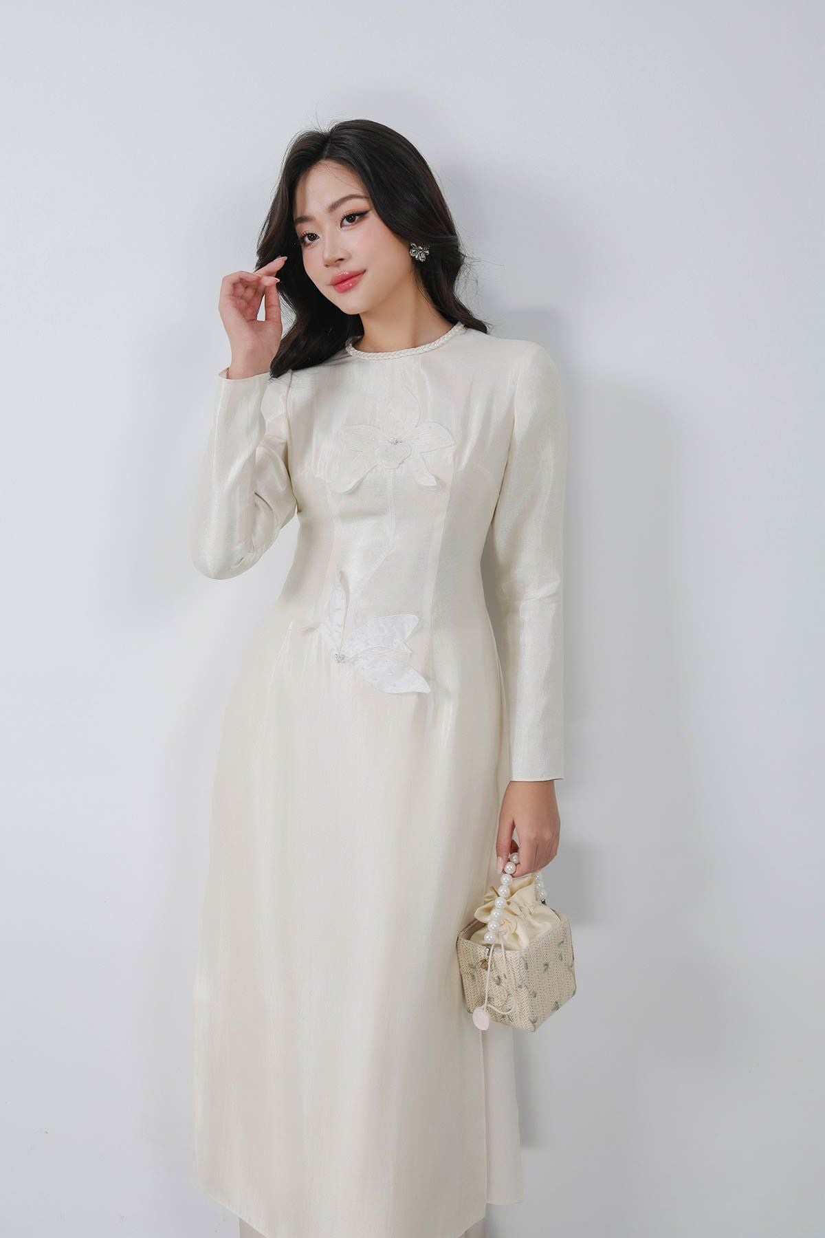 BDA50180 - Áo dài truyền thống vải tafta dáng ôm cổ tròn tay dài thân áo đính hoa 3D cao cấp khóa thân sau - PANTIO