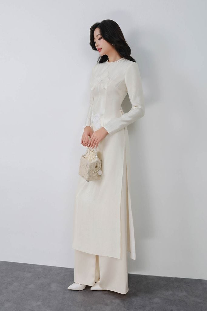 BDA50180 - Áo dài truyền thống vải tafta dáng ôm cổ tròn tay dài thân áo đính hoa 3D cao cấp khóa thân sau - PANTIO