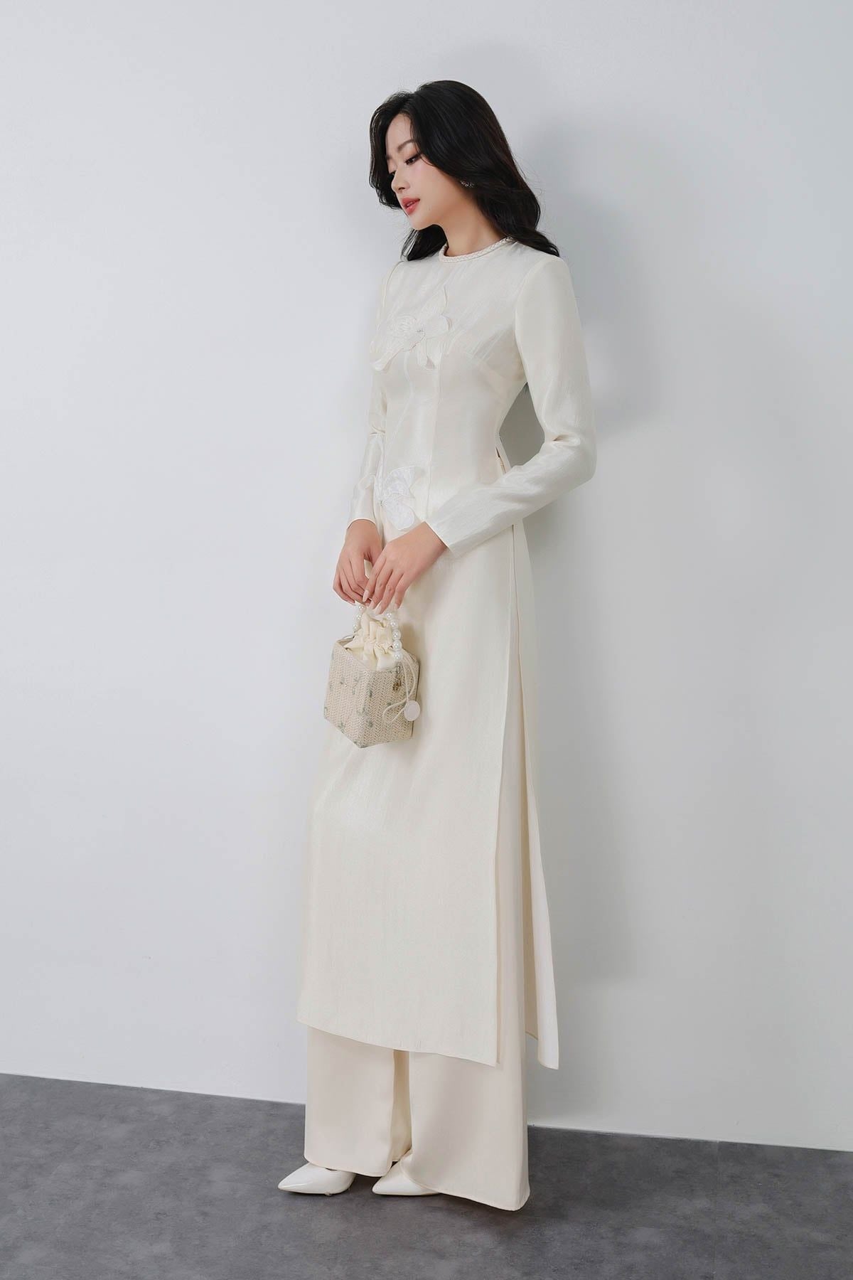 BDA50180 - Áo dài truyền thống vải tafta dáng ôm cổ tròn tay dài thân áo đính hoa 3D cao cấp khóa thân sau - PANTIO