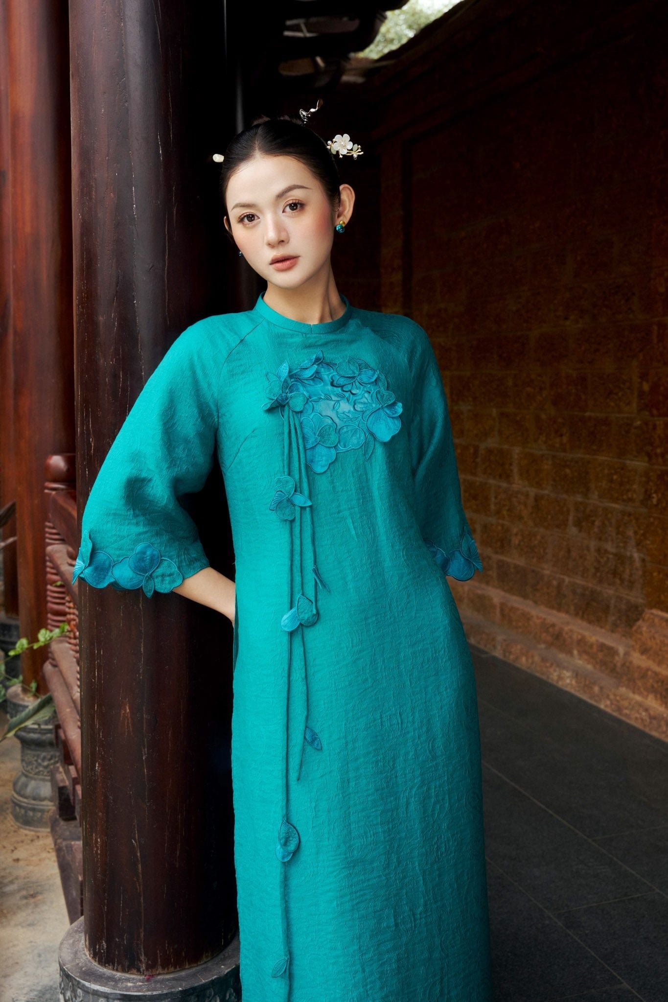 BDA50201 - Áo dài truyền thống cao cấp vải tơ nhăn dáng suông cổ tròn thân áo đính hoa 3D thời trang - PANTIO