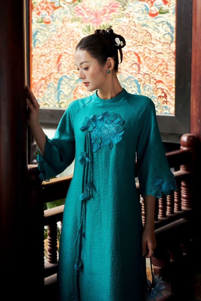 BDA50201 - Áo dài truyền thống cao cấp vải tơ nhăn dáng suông cổ tròn thân áo đính hoa 3D thời trang - PANTIO