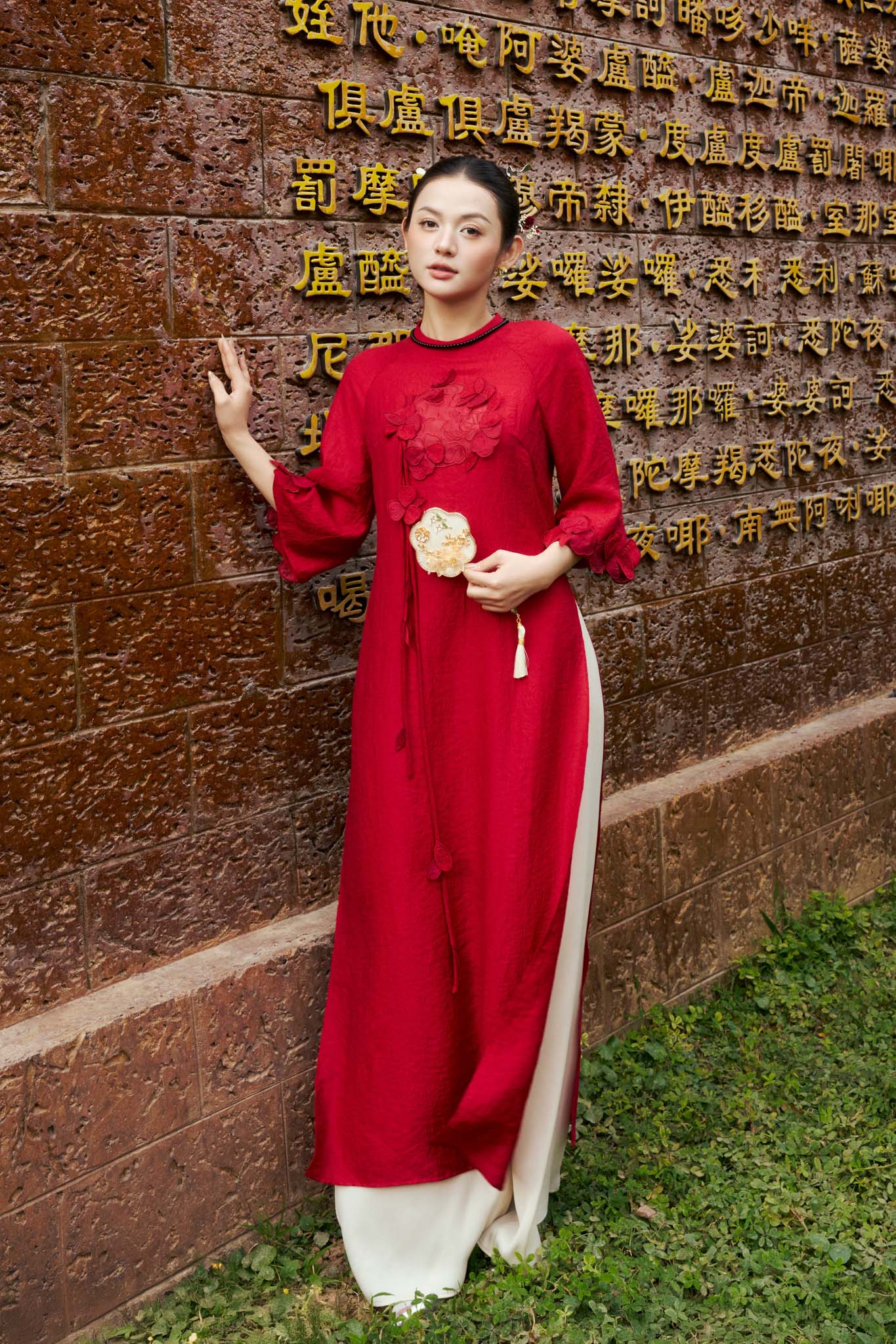 BDA50201 - Áo dài truyền thống cao cấp vải tơ nhăn dáng suông cổ tròn thân áo đính hoa 3D thời trang - PANTIO