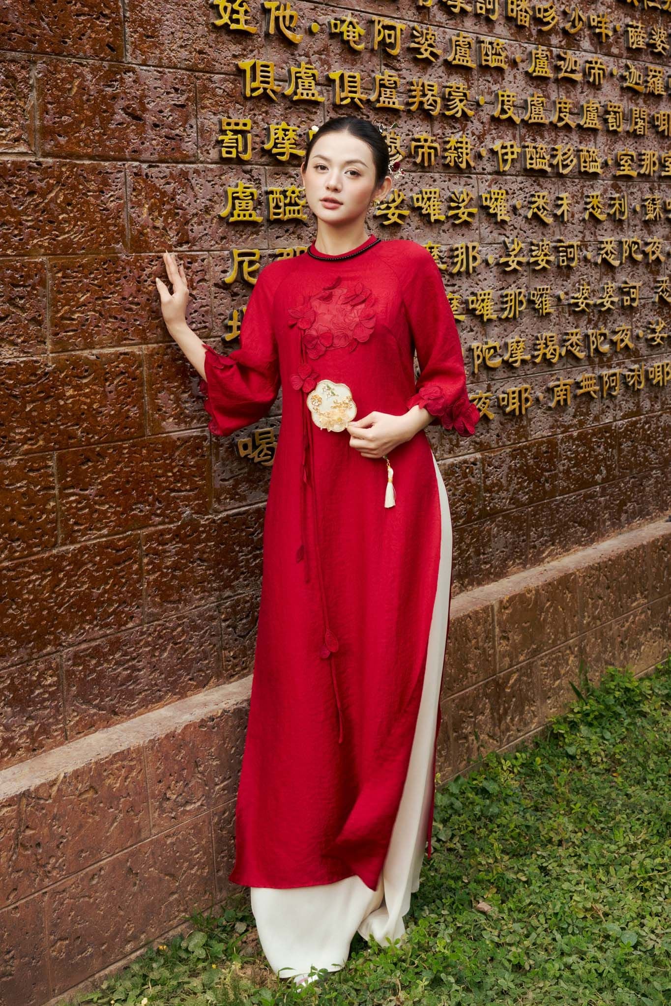 BDA50201 - Áo dài truyền thống cao cấp vải tơ nhăn dáng suông cổ tròn thân áo đính hoa 3D thời trang - PANTIO