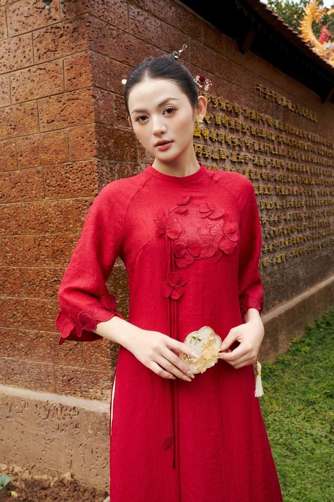 BDA50201 - Áo dài truyền thống cao cấp vải tơ nhăn dáng suông cổ tròn thân áo đính hoa 3D thời trang - PANTIO