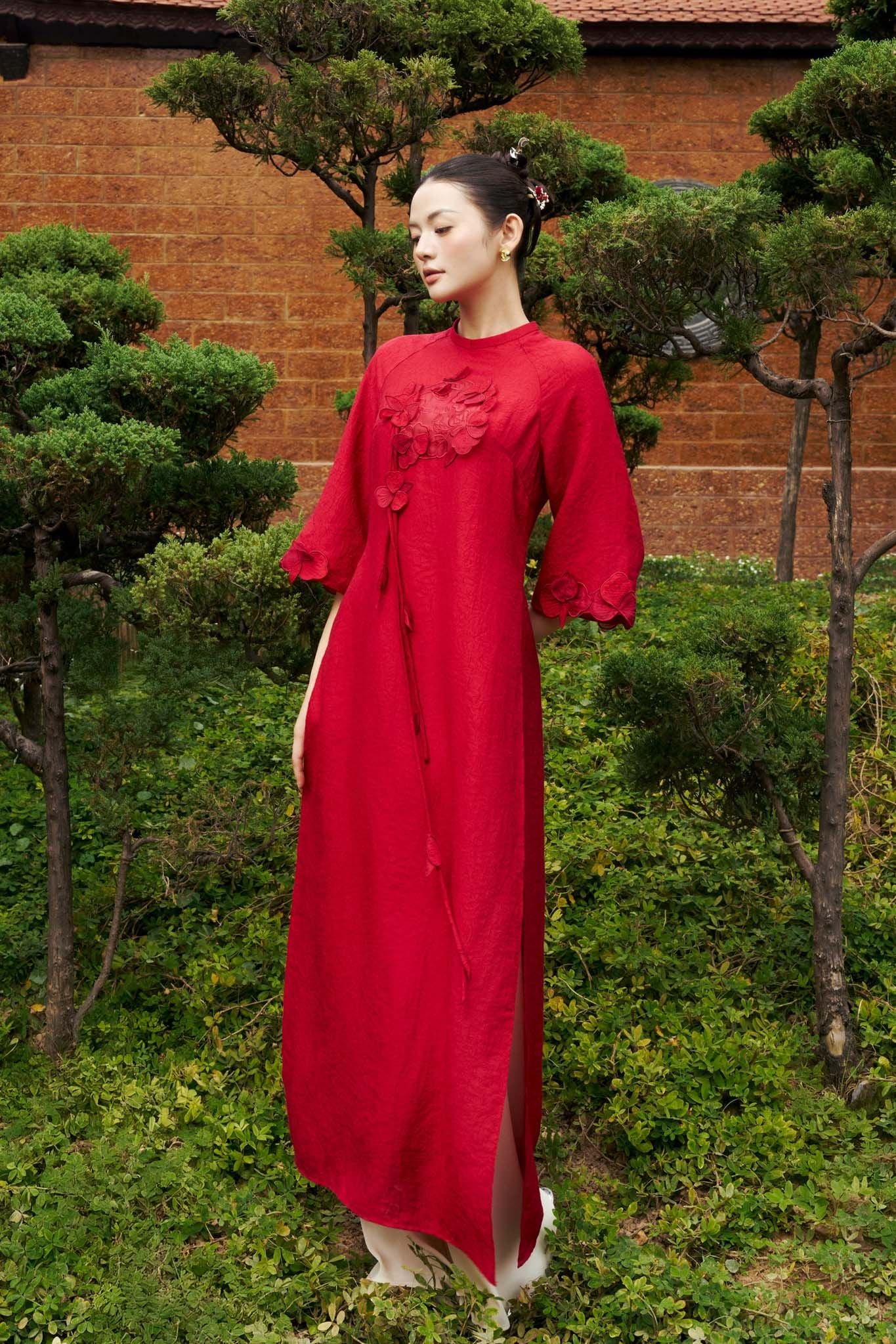 BDA50201 - Áo dài truyền thống cao cấp vải tơ nhăn dáng suông cổ tròn thân áo đính hoa 3D thời trang - PANTIO