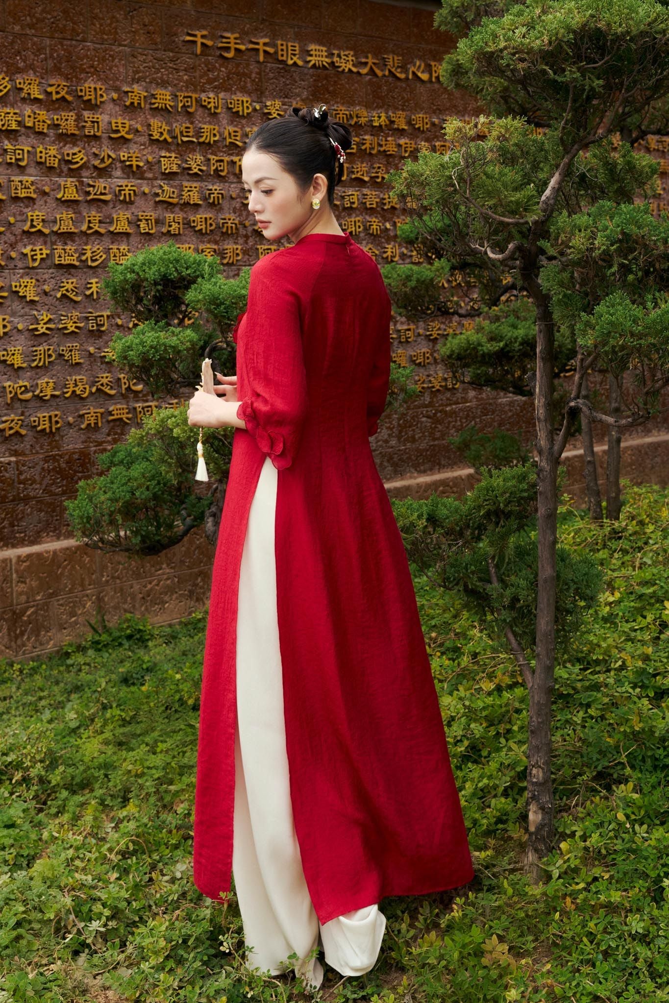 BDA50201 - Áo dài truyền thống cao cấp vải tơ nhăn dáng suông cổ tròn thân áo đính hoa 3D thời trang - PANTIO