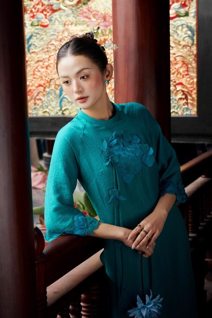 BDA50201 - Áo dài truyền thống cao cấp vải tơ nhăn dáng suông cổ tròn thân áo đính hoa 3D thời trang - PANTIO