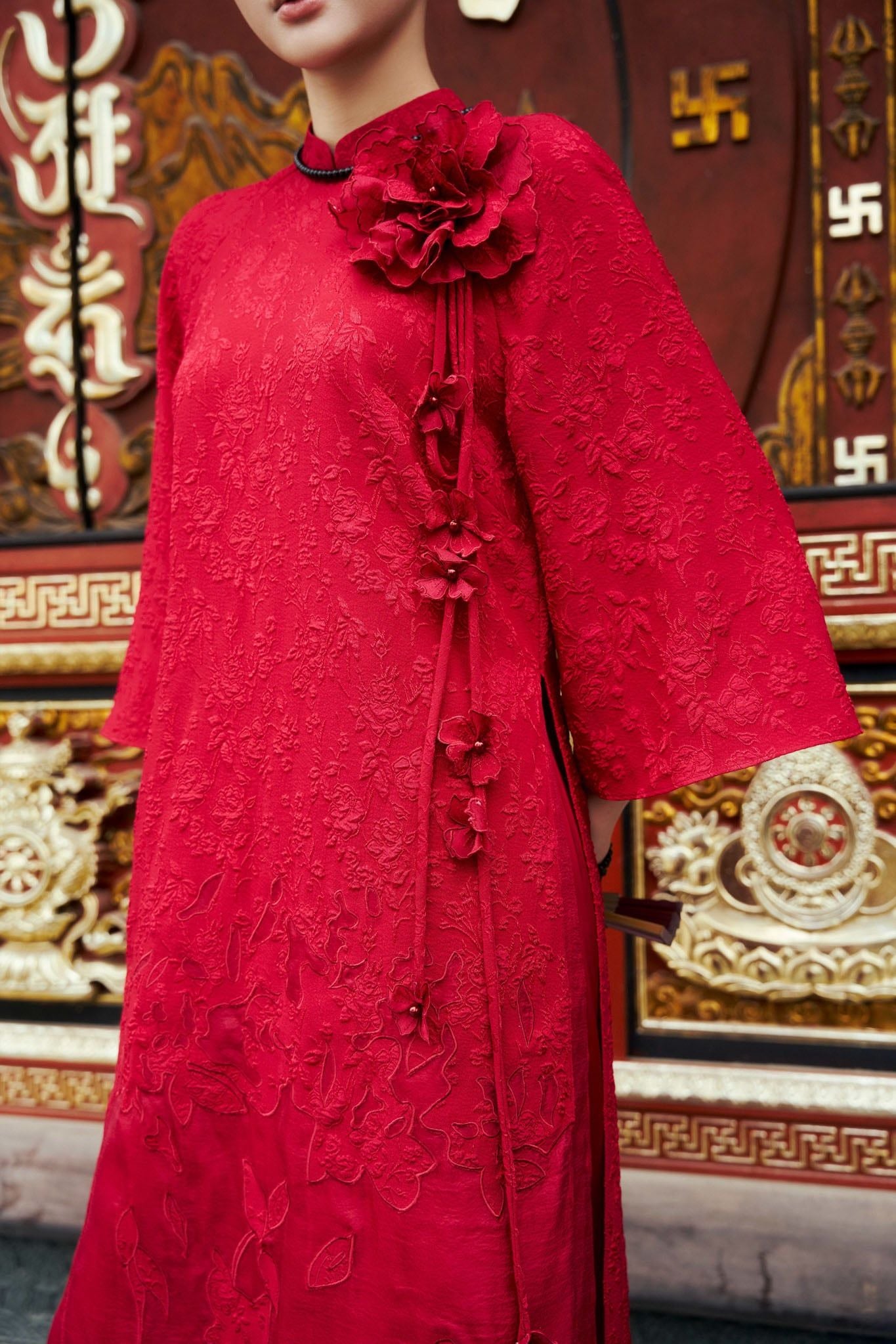 BDA50202 - Áo dài cao cấp vải tơ dáng suông cổ tàu tay loe vai áo đính hoa 3D thời trang - PANTIO