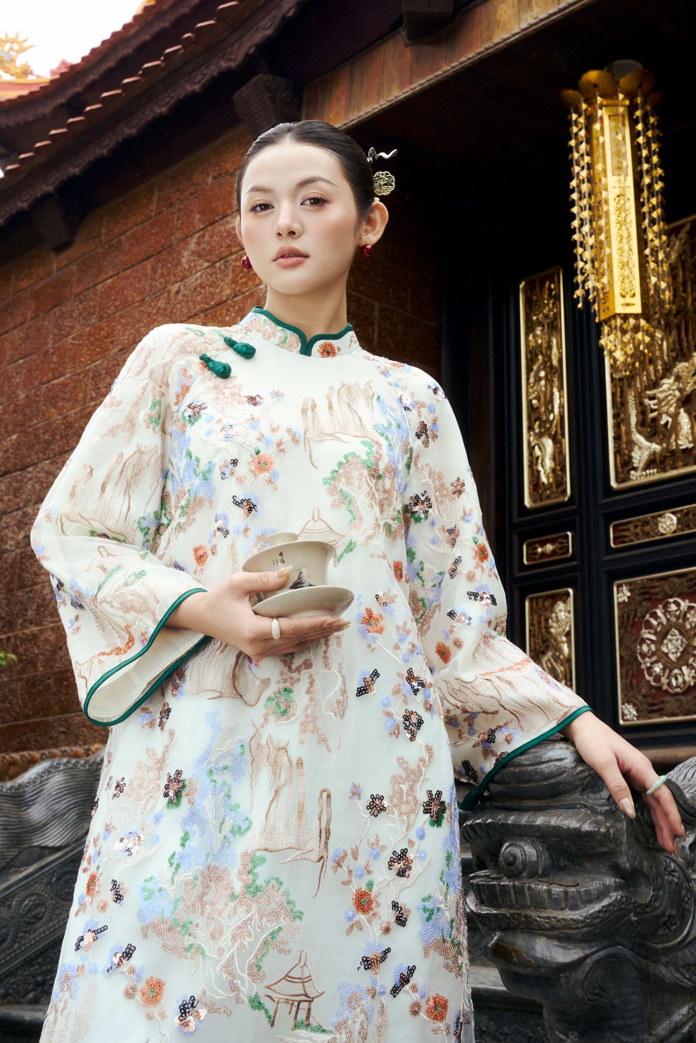 BDA50210 - Áo dài cách tân cao cấp vải tơ voan hoa dáng suông cổ tàu tay loe vai áo phối nút thắt cách điệu - PANTIO