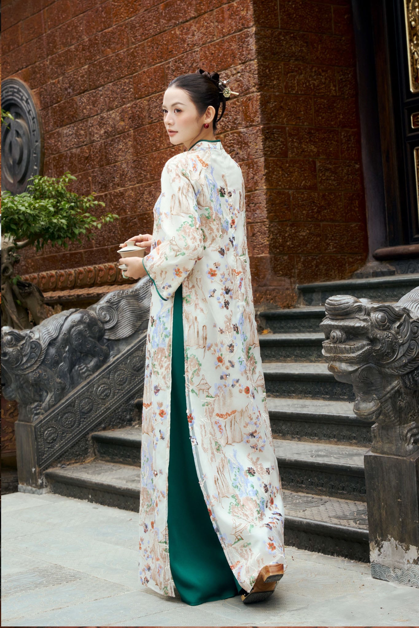 BDA50210 - Áo dài cách tân cao cấp vải tơ voan hoa dáng suông cổ tàu tay loe vai áo phối nút thắt cách điệu - PANTIO