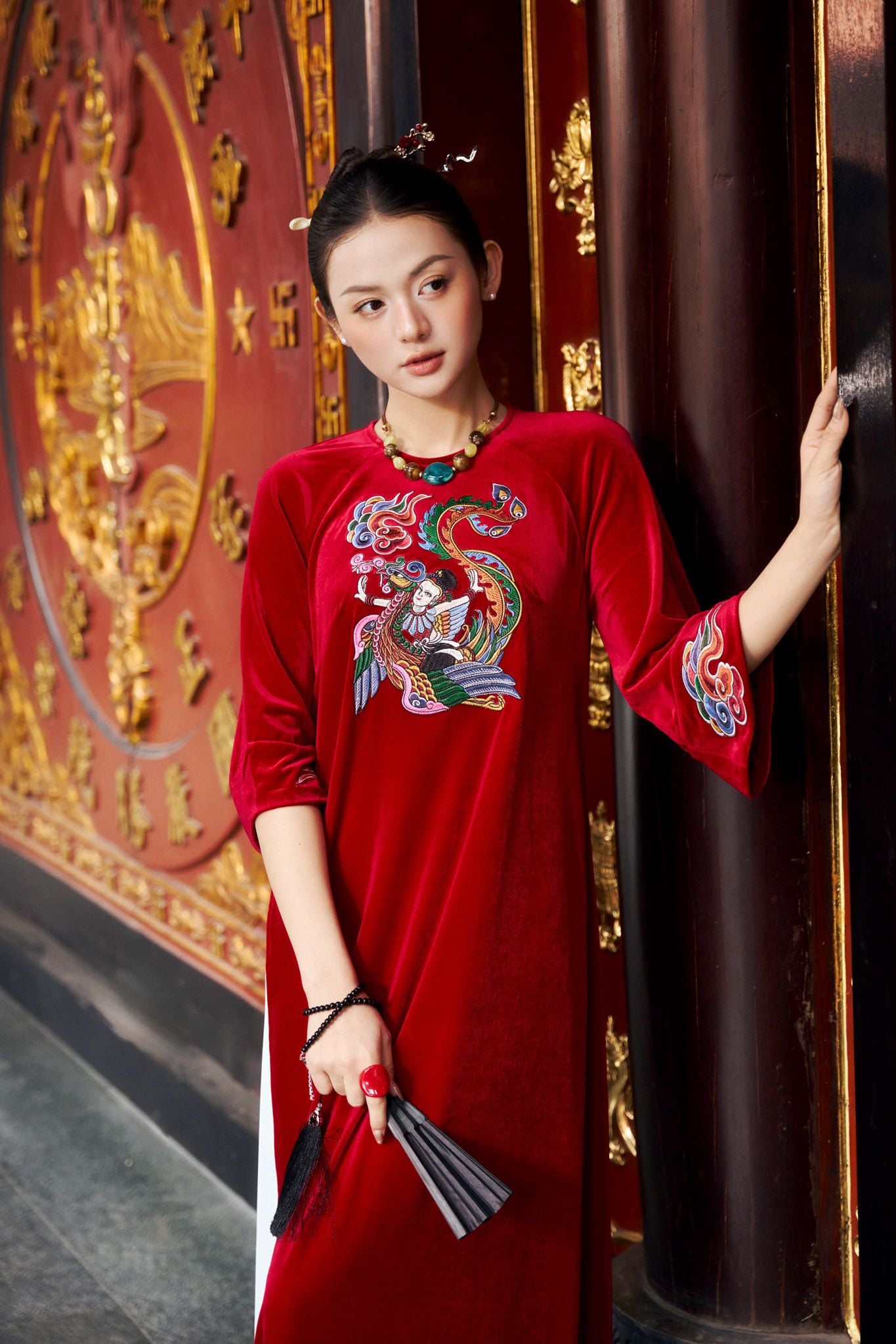 BDA50212 - Áo dài cao cấp vải nhung dáng suông cổ tròn tay giác lăng thân áo thêu hoạ tiết thời trang - PANTIO