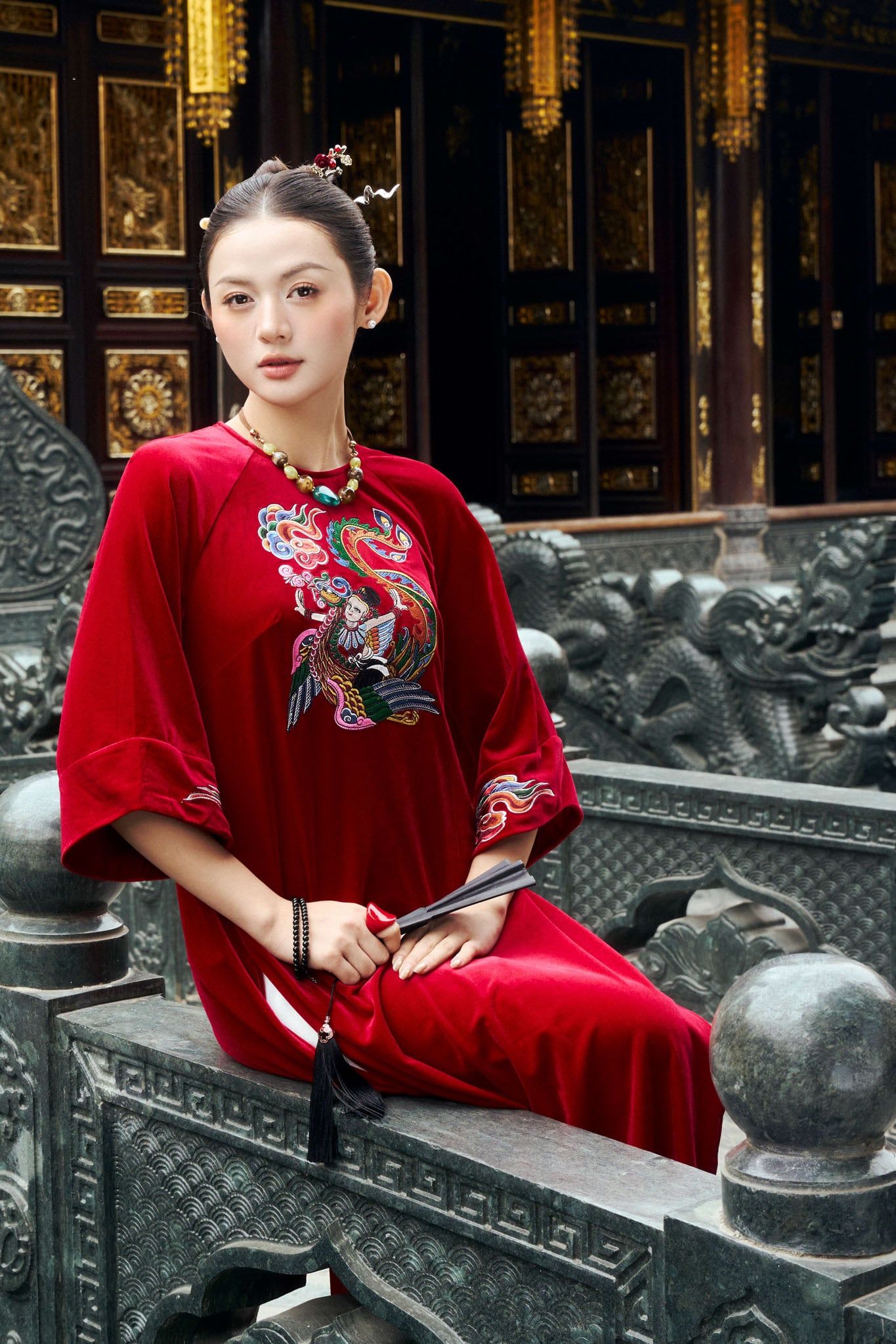 BDA50212 - Áo dài cao cấp vải nhung dáng suông cổ tròn tay giác lăng thân áo thêu hoạ tiết thời trang - PANTIO