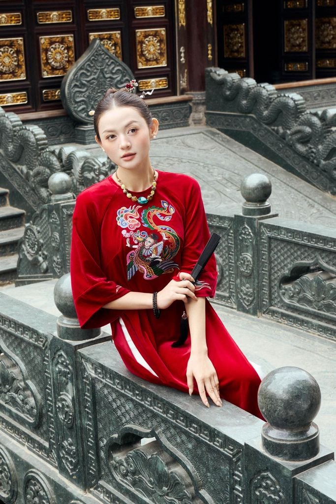 BDA50212 - Áo dài cao cấp vải nhung dáng suông cổ tròn tay giác lăng thân áo thêu hoạ tiết thời trang - PANTIO