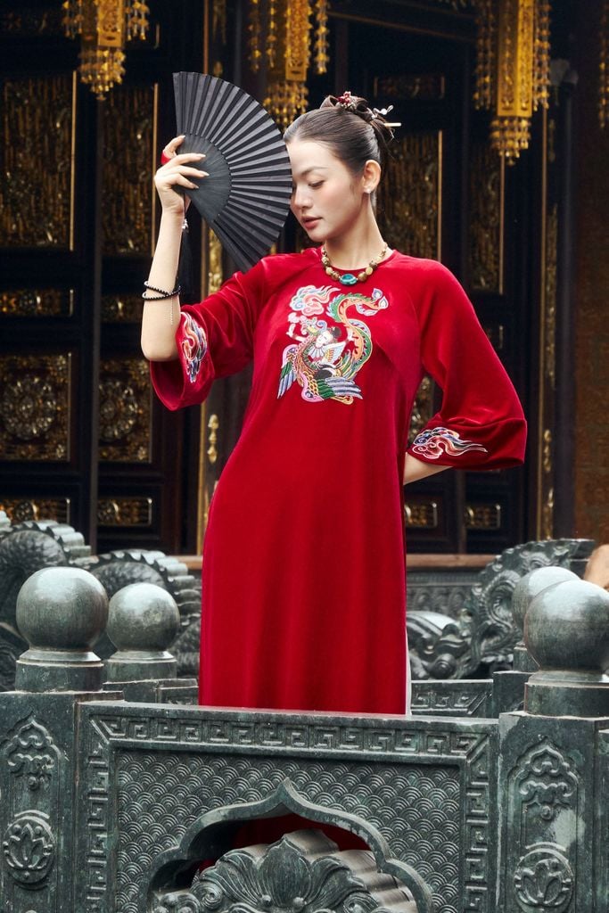 BDA50212 - Áo dài cao cấp vải nhung dáng suông cổ tròn tay giác lăng thân áo thêu hoạ tiết thời trang - PANTIO