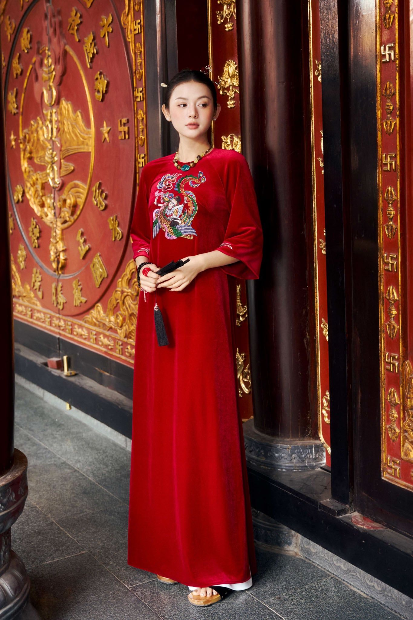 BDA50212 - Áo dài cao cấp vải nhung dáng suông cổ tròn tay giác lăng thân áo thêu hoạ tiết thời trang - PANTIO