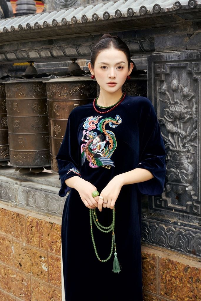 BDA50212 - Áo dài cao cấp vải nhung dáng suông cổ tròn tay giác lăng thân áo thêu hoạ tiết thời trang - PANTIO