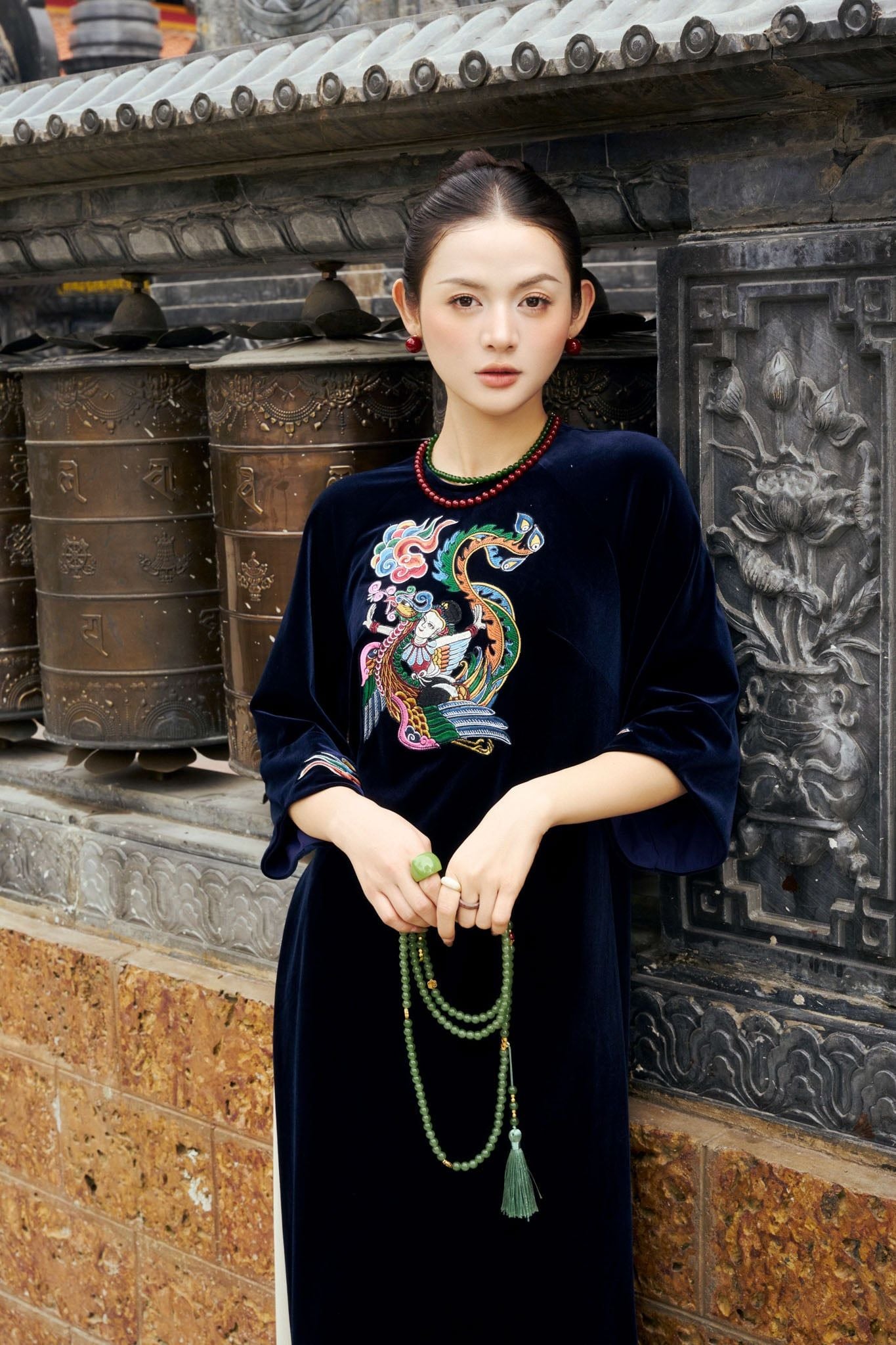 BDA50212 - Áo dài cao cấp vải nhung dáng suông cổ tròn tay giác lăng thân áo thêu hoạ tiết thời trang - PANTIO